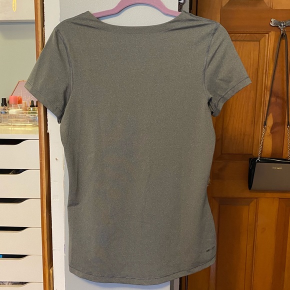 Gray nike athletic shirt - Picture 2 of 4